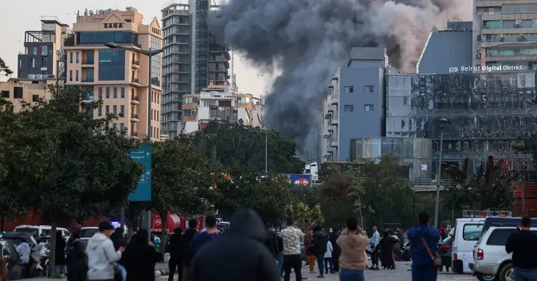 ইসরাইলি হামলায় পর বৈরুতে ধোঁয়ার কুণ্ডলী উঠছে